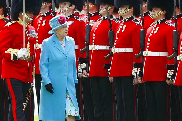 A Rainha Elizabeth 2ª fazendo uma vistoria da guarda real (Foto: Instagram)