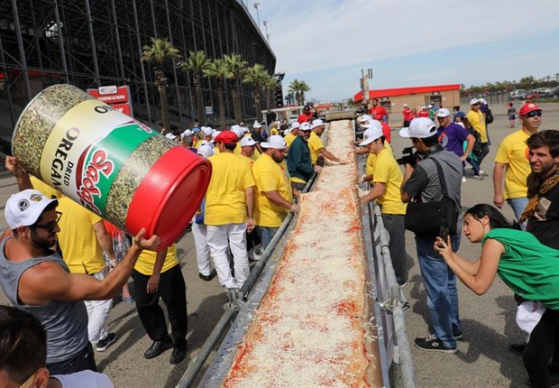 Pizza de quase dois quilômetros de extensão feita em Los Angeles (Foto: EFE)