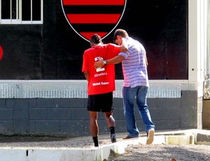 Léo Moura flamengo saindo do treino amparado pelo médico Márcio Tannure (Foto: Richard Souza / Globoesporte.com)
