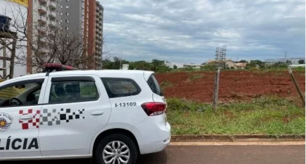 PM busca foragido que deixou a filha de 7 meses na calçada em Araraquara — Foto: Milton Filho/acidadeon Araraquara