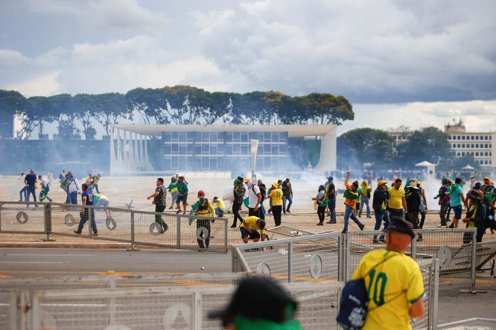 Vândalos furam bloqueio policial e invadem Congresso e STF — Foto: Adriano Machado/Reuters