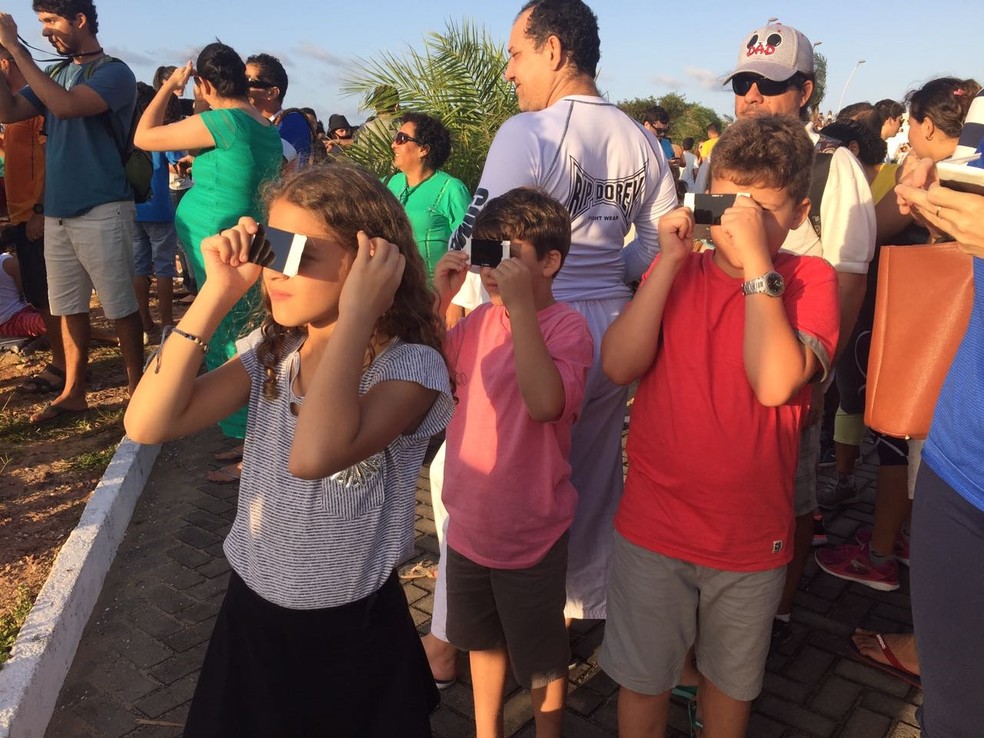 Crianças aproveitaram a oportunidade para observar o eclipse solar (Foto: Jaíra Furtunato)