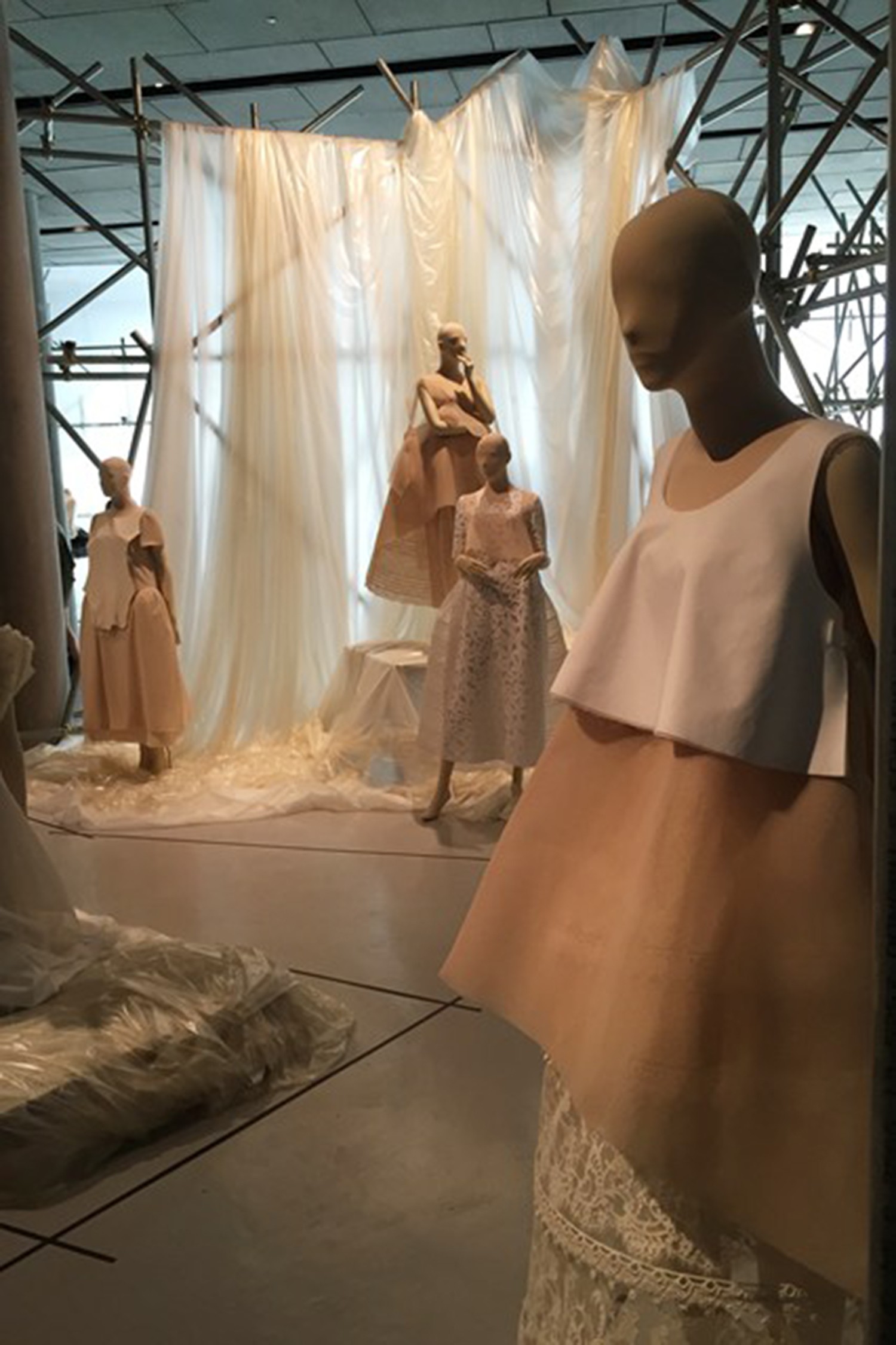 A field of pale shades at Jin Teok's exhibition in Seoul (Foto: Suzy Menkes Instagram)