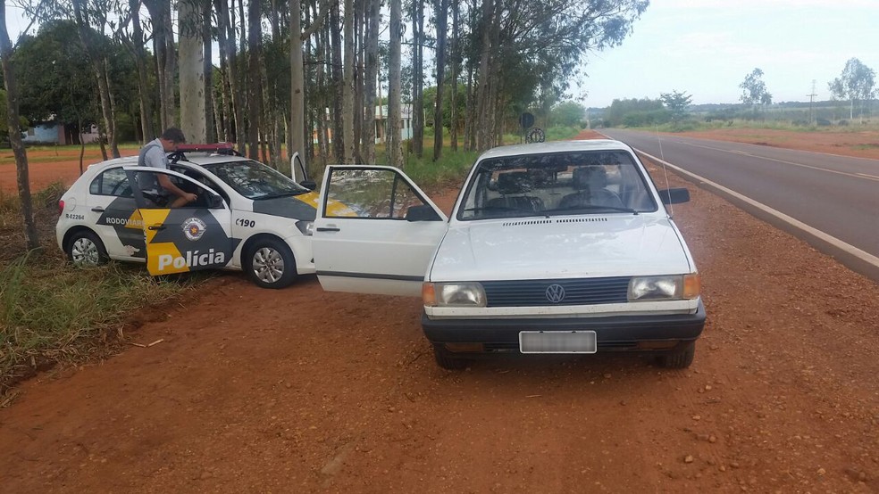 Droga estava escondida na lataria do ve&iacute;culo abordado em Rosana (Foto: Cedida/Pol&iacute;cia Militar Rodovi&aacute;ria)