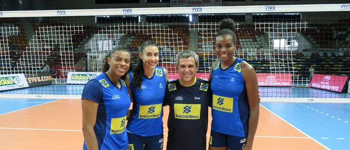 Fernanda Garay, Sheilla, Zé Roberto e Fabiana na Turquia (Foto: Divulgação/CBV)