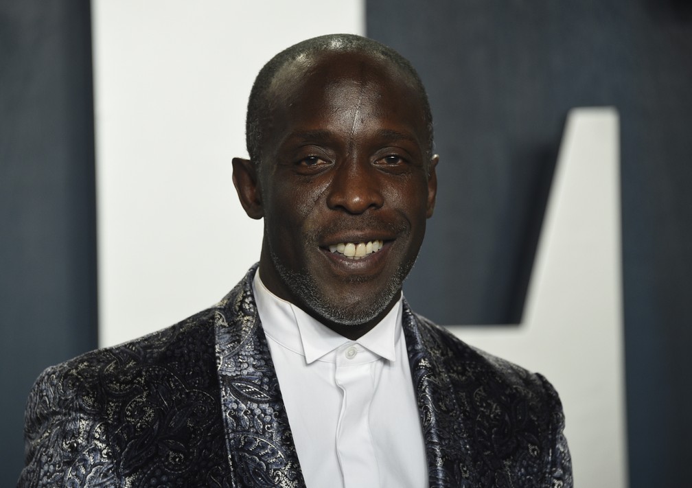 Michael K. Williams posa ao chegar na festa do Oscar da Vanity Fair em Beverly Hills, Califórnia — Foto: Evan Agostini/Invision/AP, File