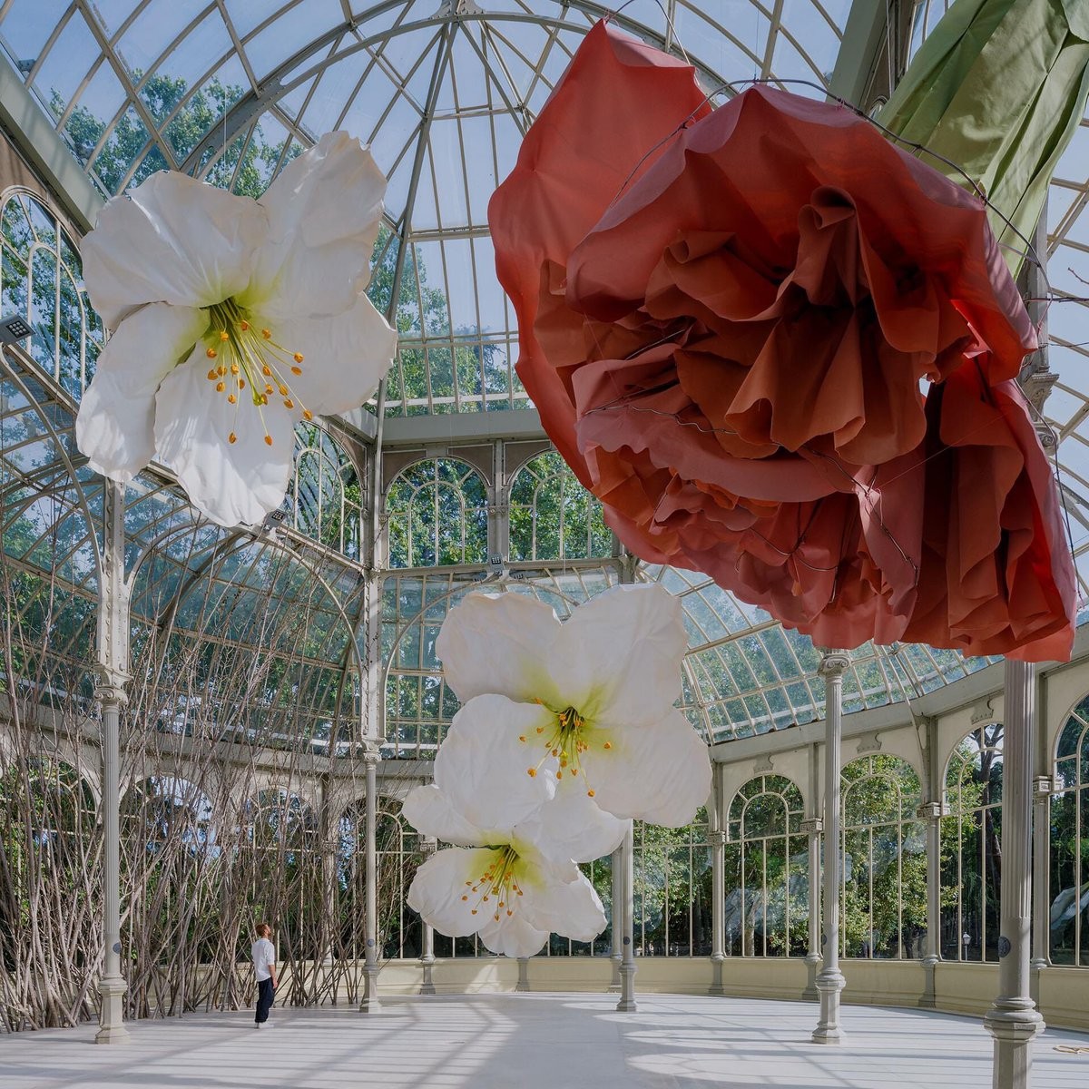 Artista cria instalação com flores gigantes em Madrid (Foto: Imagen Subliminal)