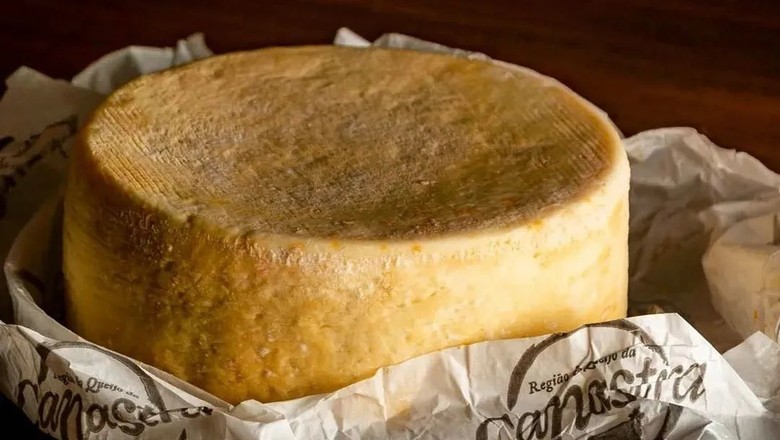 A receita do queijo canastra foi desenvolvida a partir do seu "primo" português, Serra da Estrela, durante a colonização (Foto: Divulgação/TasteAtlas/Leonardo Freire)