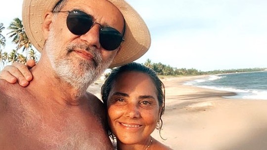 Heloisa Périssé faz aparição rara com o marido em dia de praia na Bahia