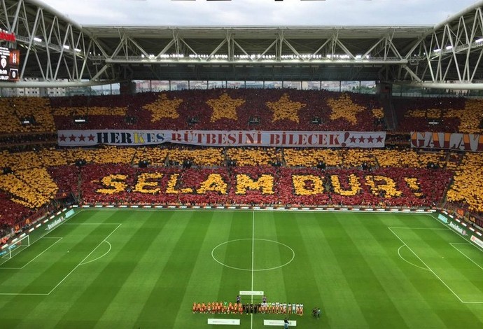 Mosaico torcida Galatasaray x Besiktas (Foto: Reprodução / Twitter)