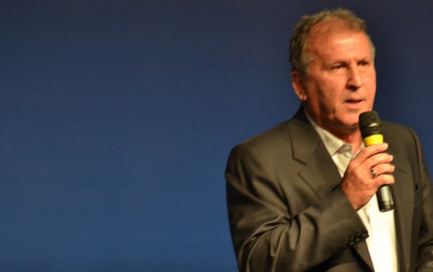 Zico diz que Flamengo ‘não briga pelo título’, mas diretor discorda