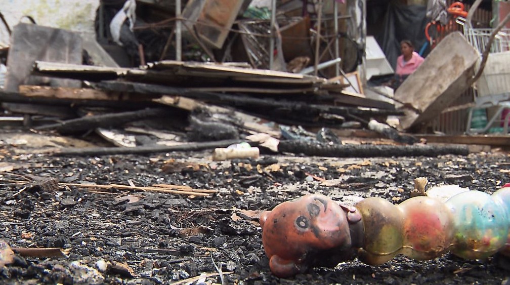 Incêndio destruiu casa onde moravam 16 pessoas, em Pinhais — Foto: Andrei Cunico/RPC Curitiba