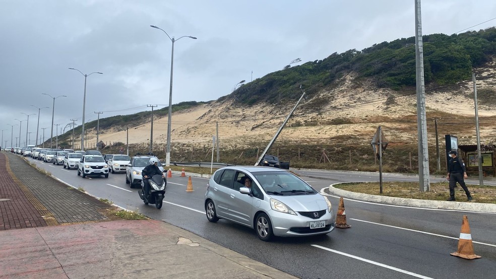 Carro bate em poste e interdita trecho da Via Costeira  — Foto: Kléber Teixeira/Inter TV Cabugi