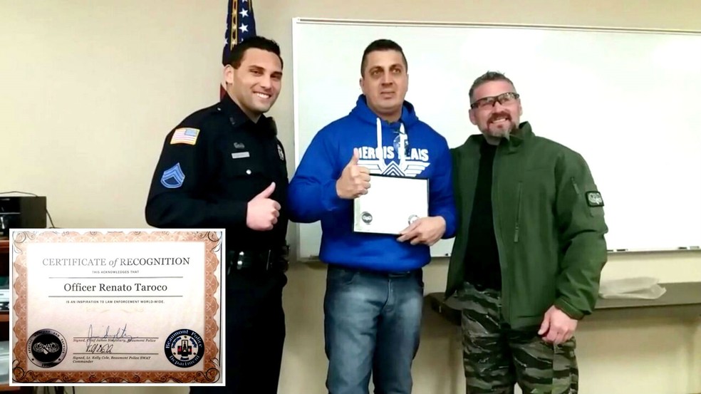 Renato Taroco durante homenagem na SWAT: primeiro policial brasileiro a receber certificado de reconhecimento (no detalhe) dos EUA — Foto: Arquivo pessoal