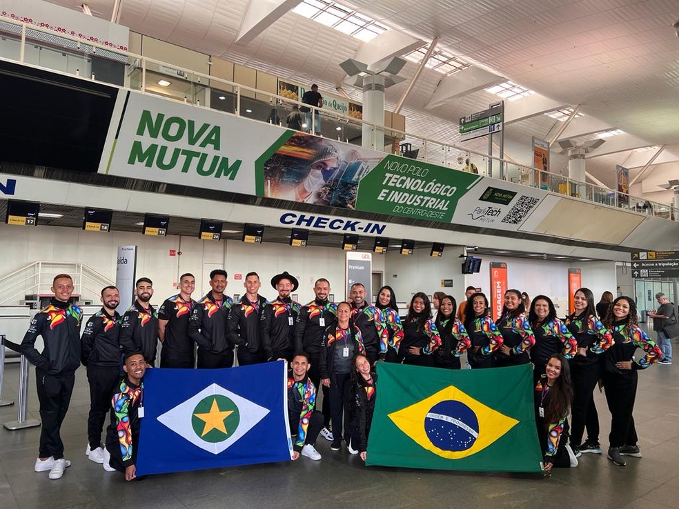 Grupo Flor Ribeirinha embarca para Omã, no Oriente Médio, nesta quinta-feira — Foto: Flor Ribeirinha