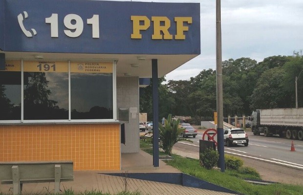 Mulher dá à luz dentro de carro com ajuda da Polícia Rodoviária Federal (PRF), na BR-060, em Goiás (Foto: Divulgação/PRF)