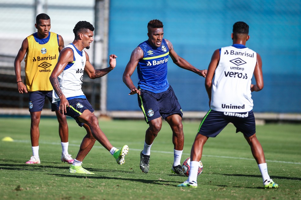 Cortez, Rodrigues e Léo Chú em treino do Grêmio — Foto: Lucas Uebel/Grêmio