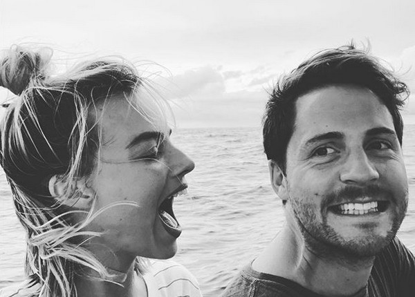 A atriz Margot Robbie com o marido (Foto: Instagram)