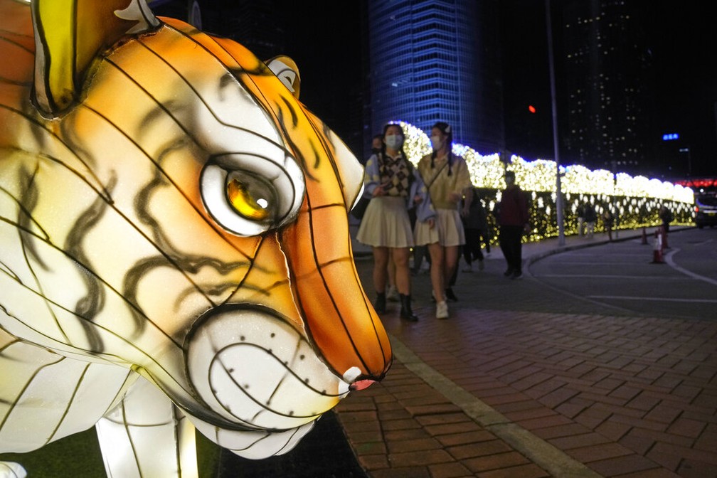 Tigre iluminado em Hong Kong para marcar a celebração do Ano Novo em foto de 30 de janeiro de 2022 — Foto: AP Photo/Kin Cheung