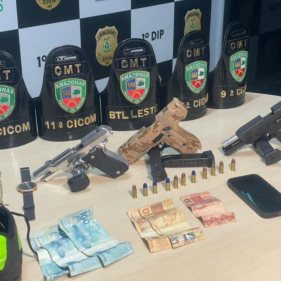 Armas apreendidas em posse do suspeito de envolvimento na morte do delegado Calixto — Foto: Polícia Militar AM/Divulgação