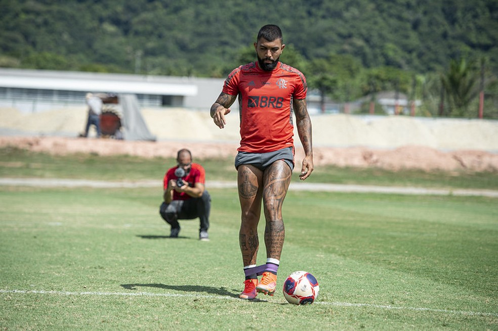 Gabigol treina com o campo 3 em obras ao fundo para nivelamento — Foto: Alexandre Vidal / CRF