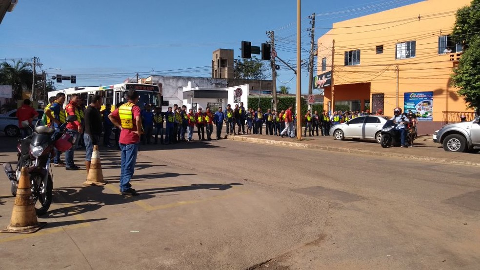 Avenida Antônio da Rocha Viana ficou interditada por cerca de 30 minutos nesta quarta (11) (Foto: Lidson Almeida/Rede Amazônica Acre)