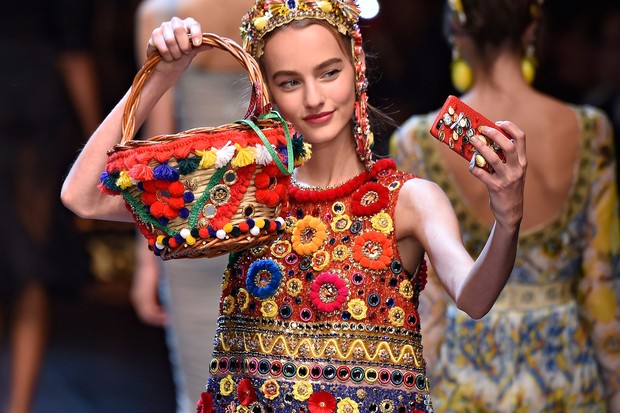 Aposte nos pom-pons e tassels para dar um up na produção (Foto: Dolce & Gabbana, verão 2016/iMaxTree)