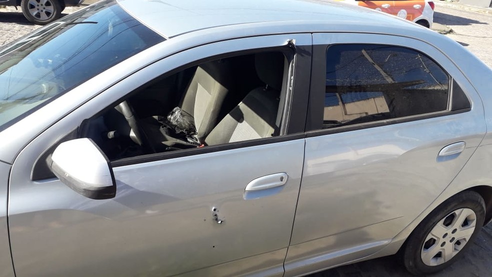 Bandidos estavam com carro roubado e morreram em troca de tiros com a PM — Foto: Cedida