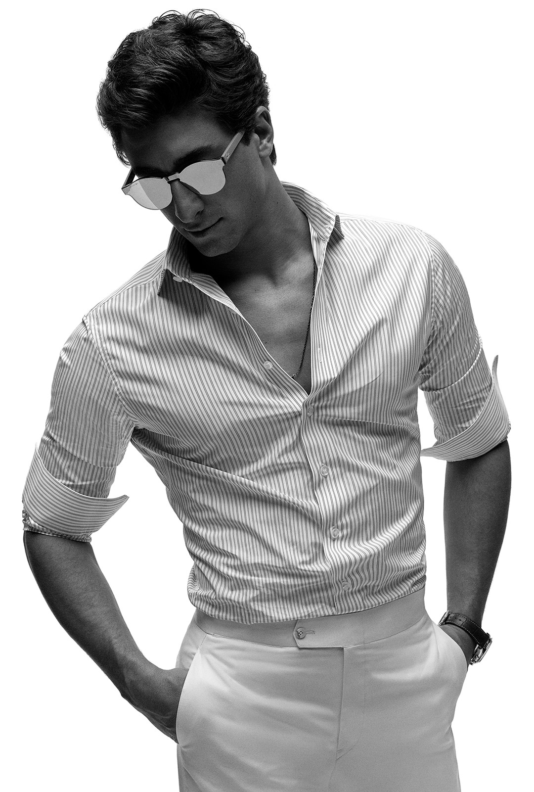 PEDRO CORULLA: Óculos Lacoste | Camisa e calça Pedro Corulla | Sapatos e colar Acervo | Relógio Omega (Foto: Gui Paganini)