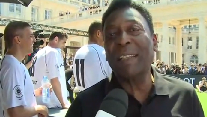 Pelé participa de evento ao lado de Maradona, em Paris (Foto: Reproduão SporTV) Pelé participa de evento ao lado de Maradona, em Paris (Foto: Reproduão SporTV)