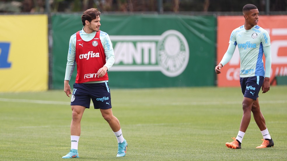 Raphael Veiga em treino do Palmeiras na Academia de Futebol — Foto:  Fabio Menotti