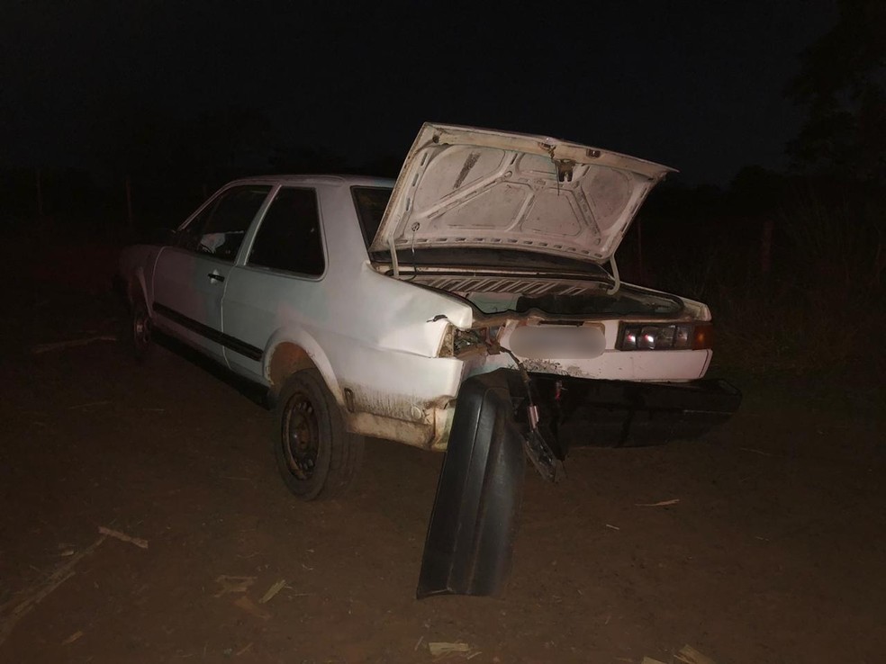 Carro diminuiu a velocidade para entrar em estrada de terra quando foi atingido pela moto — Foto: Tupãcity/Divulgação