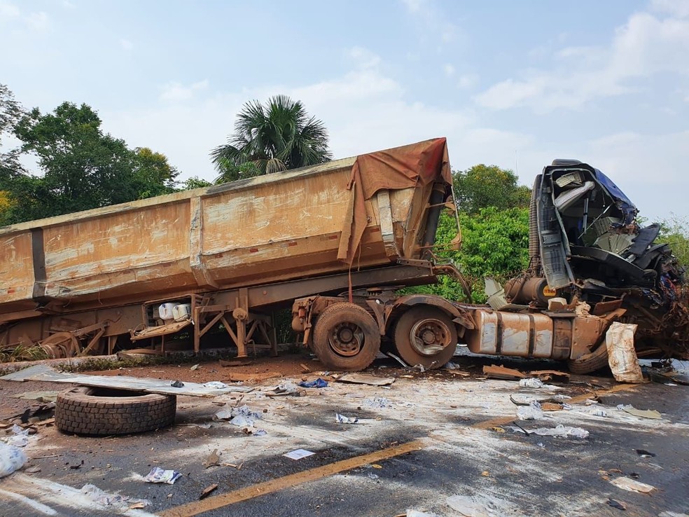 O outro veículo também ficou bastante danificado na batida — Foto: Divulgação/PRF