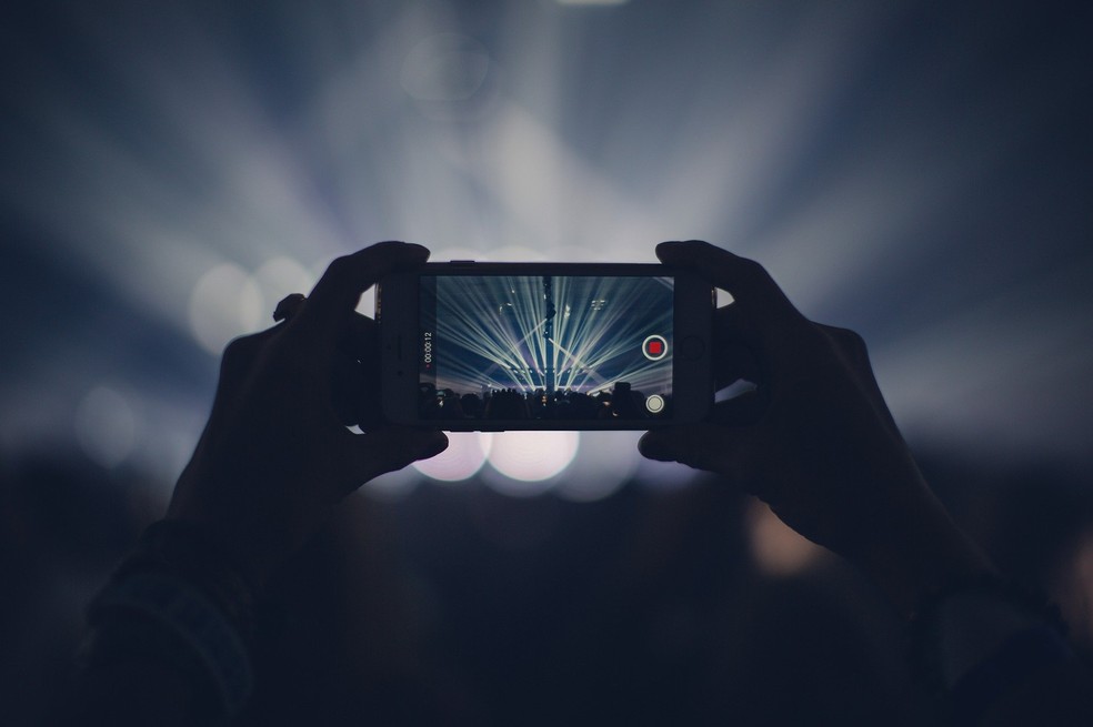 Dica é curtir o Dia do Solteiro só no celular; nada de aglomerações — Foto: Divulgação