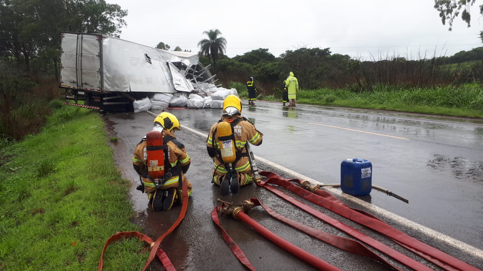Acidente entre carreta carregada com etanol e caminhão deixa feridos na BR-262, em Araxá