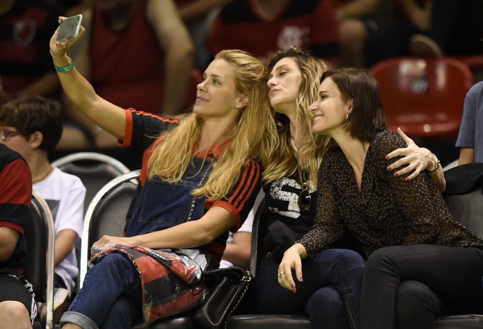 Dieckmann vibra com Fla ao lado dos filhos e analisa diferença para o Magic