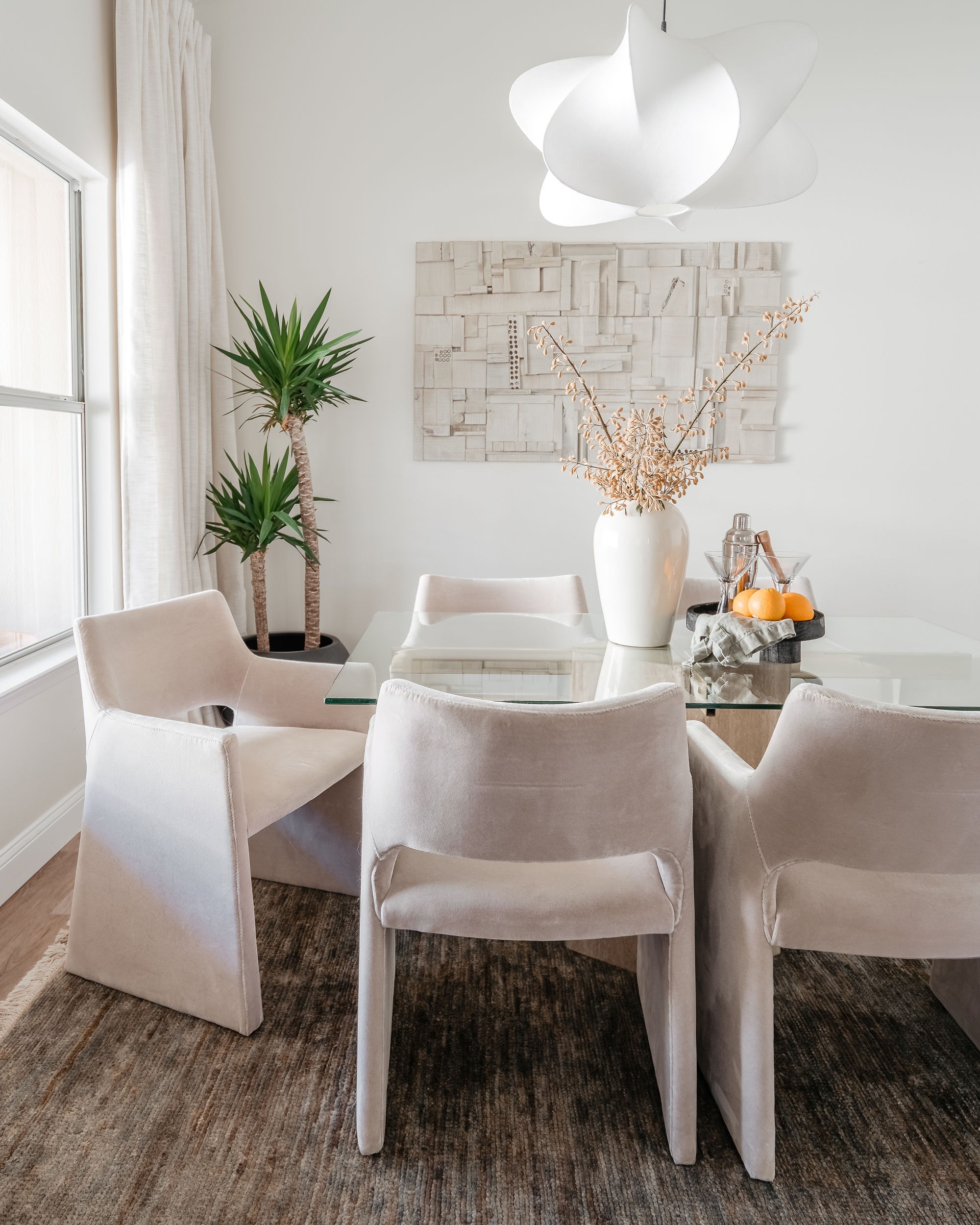 Décor do dia: sala de jantar com paleta neutra, plantas e cortinas de linho (Foto: Lauren Newman)