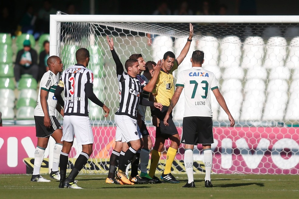 Atlético-MG derrota o Coritiba no Couto em jogo marcado pela arbitragem (Foto: Giuliano Gomes/PR Press)