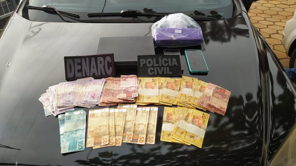 Dinheiro, drogas e uma arma foram apreendidos nesta quarta (6)  — Foto: Polícia Civil/Divulgação 