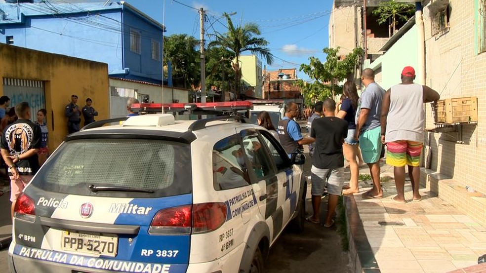 Duas pessoas morreram durante tiroteio em baile clandestino, em Vila Velha â€” Foto: Fernando EstevÃ£o/ TV Gazeta