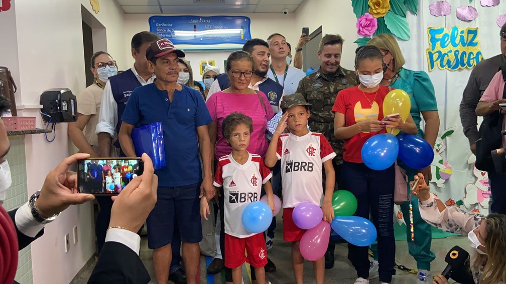 6 de abril - Os irmãos Gleiçon e Glauco receberam alta após 21 dias internados no Hospital Pronto-Socorro da Criança da Zona Oeste de Manaus. — Foto: Ayrton Senna Gazel/g1
