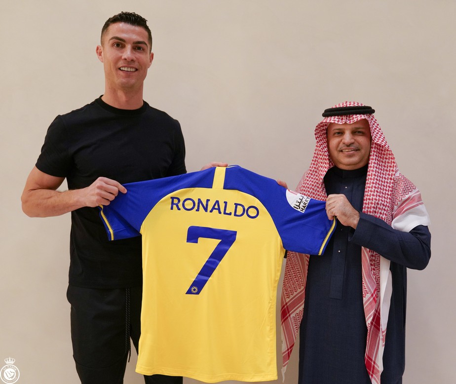 Cristiano Ronaldo posa com a camisa do Al Nassr, da Arábia Saudita