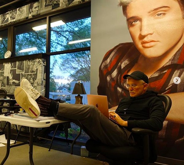 O cineasta Baz Luhrmann durante os preparativos para as filmagens da cinebiografia de Elvis Presley (Foto: Instagram)