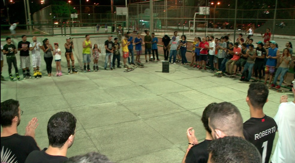 Amigos e familiares dos irmãos se reuniram no skatepark da Potycabana, em Teresina — Foto: Reprodução/TV Clube