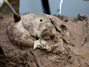 Detalhe do crânio de uma criança enterrada há cerca de 3.500 anos na Toca do Congo 3 (Foto: Pedro Santiago/G1)