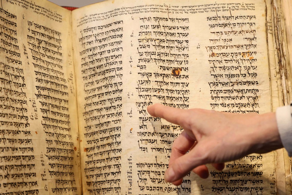 Bíblia hebraica mais antiga do mundo pode arrecadar até R$ 261 milhões em  leilão | Pop & Arte | G1