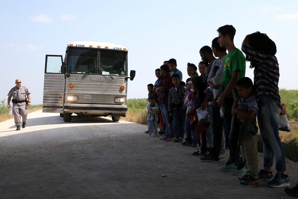 Imigrantes que atravessaram a fronteira do México com os EUA aguardam para serem encaminhados a centros de detenção em Rio Grande Valley, no Texas (Foto: Loren Elliott/File Photo/Reuters)