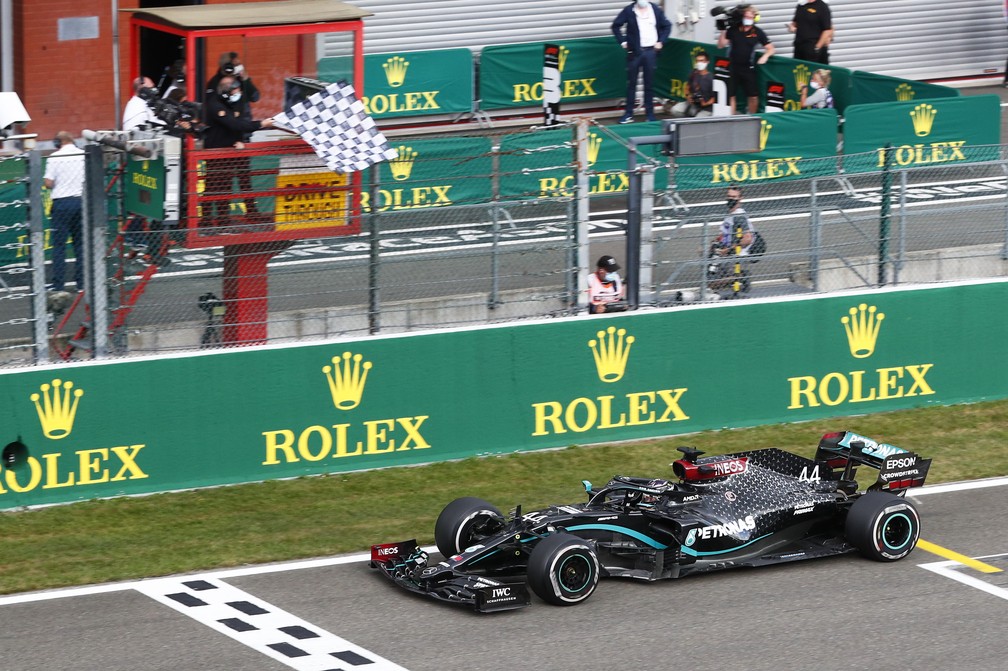 Lewis Hamilton cruza a linha de chegada para vencer o GP da Bélgica — Foto: Getty Images