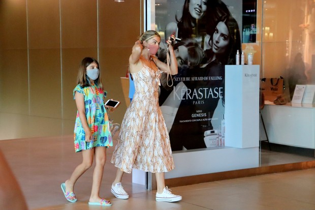 Grazi Massafera e Sofia deixam salão de beleza (Foto: Edson Aipim/AgNews)