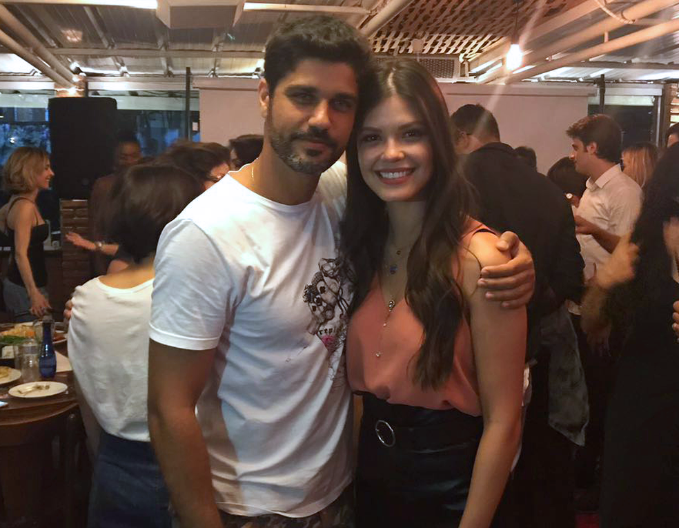 Assistir O último Capítulo De Onde Nascem Os Fortes Elenco E Equipe Se Reunem Para Assistir Ao Ultimo Capitulo De